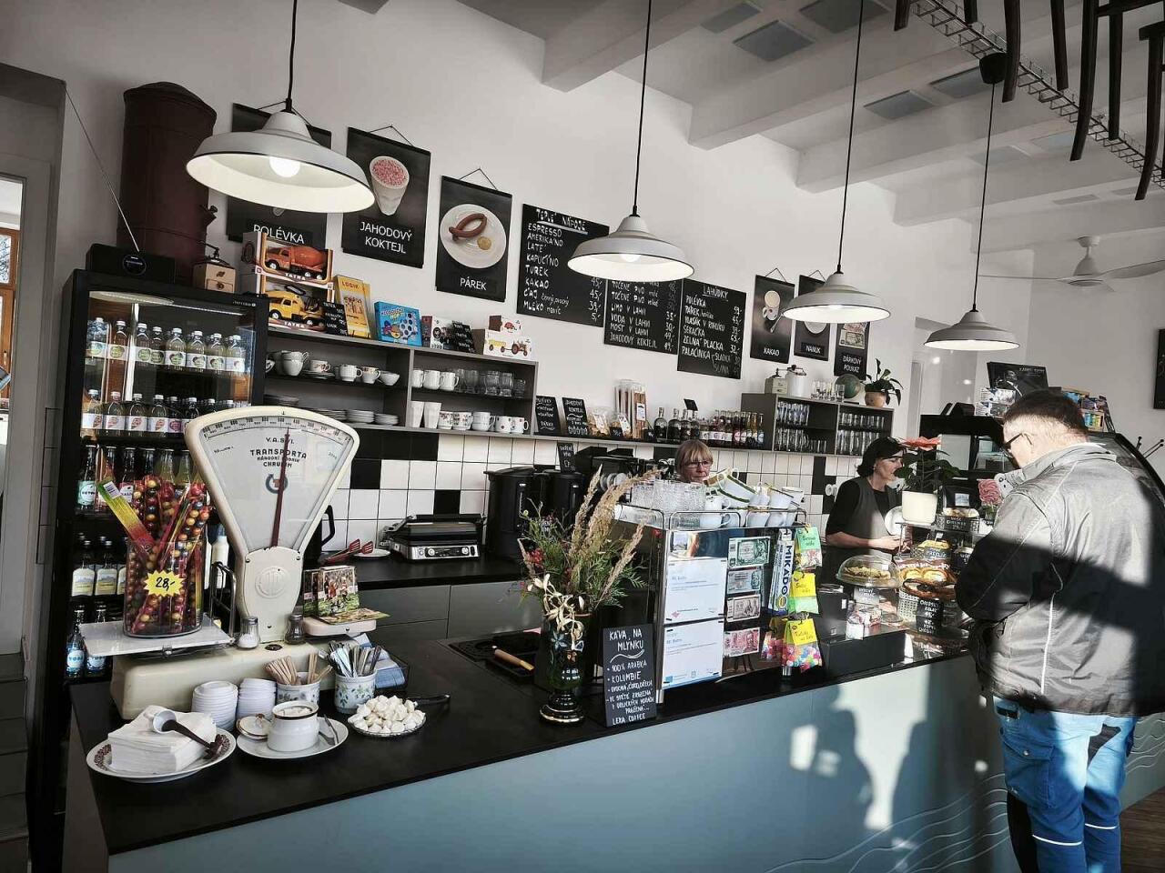 Fotka článku - Bistro objevilo gastro hit: Na vyhlášený vlašák v rohlíku se tady stojí fronty