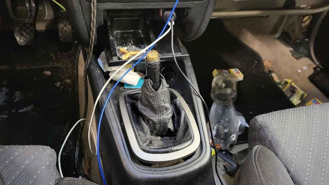 Fotka článku - Policisté nestačili žasnout. Na zastaveném vozidle našli více než dvacet závad