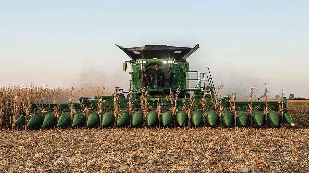 Fotka článku - Jak vypadá budoucnost zemědělství? John Deere sklízí pole chytřeji než kdy dřív