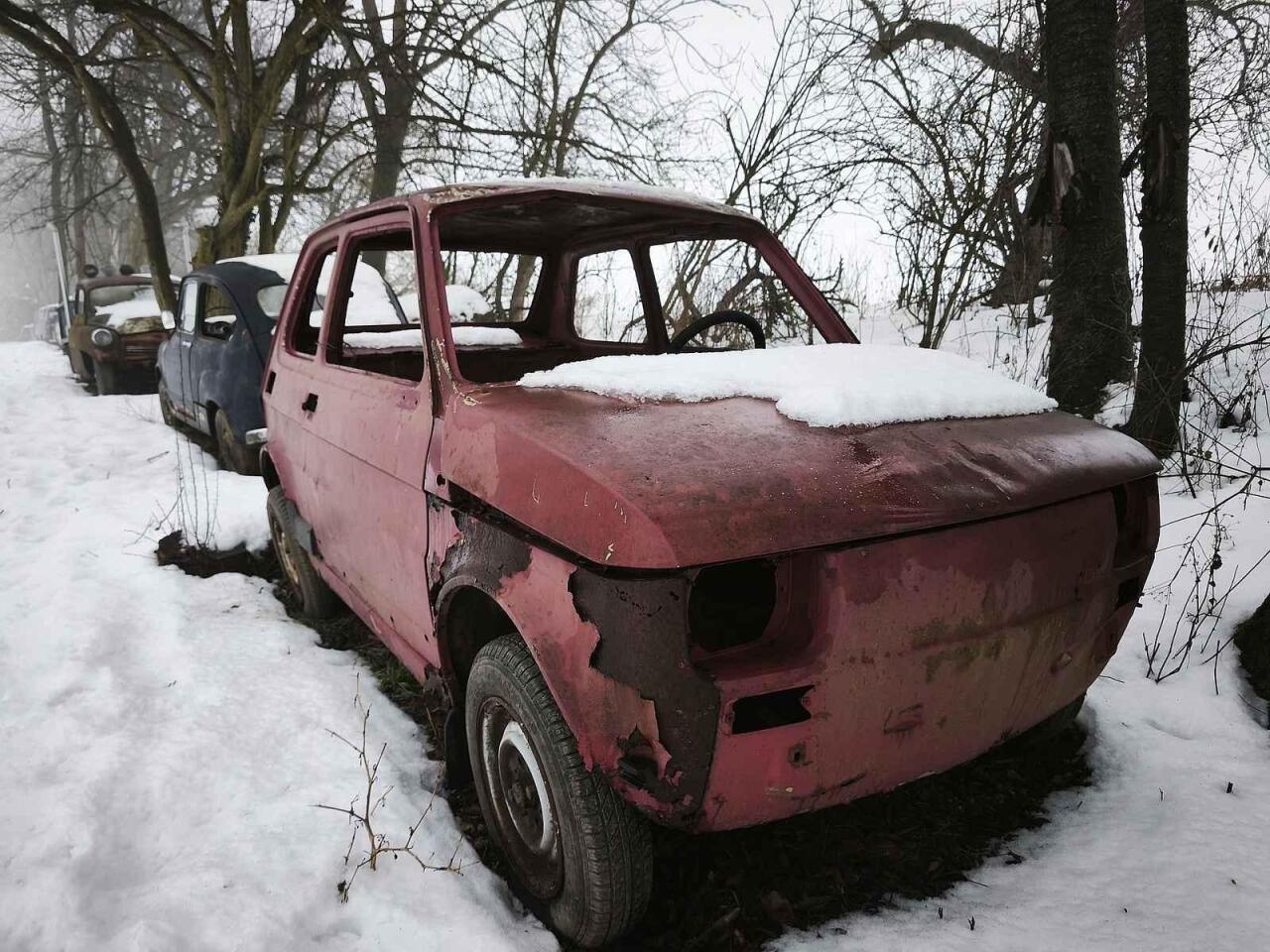 Fotka článku - Noc mezi vraky: Český hřbitov aut láká motoristické nadšence