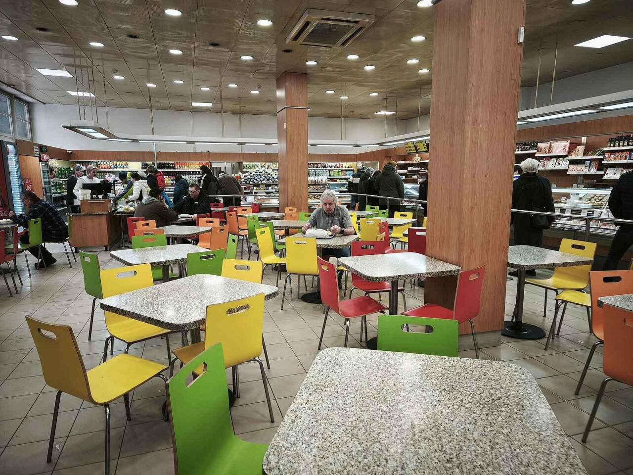 Fotka článku - Levněji už to snad ani nejde. Našli jsme táckovnu, kde stojí obědy pár korun