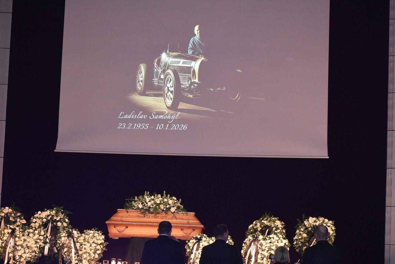 Fotka článku - Květiny poslal i Giacomo Agostini. Lidé se rozloučili s Ladislavem Samohýlem