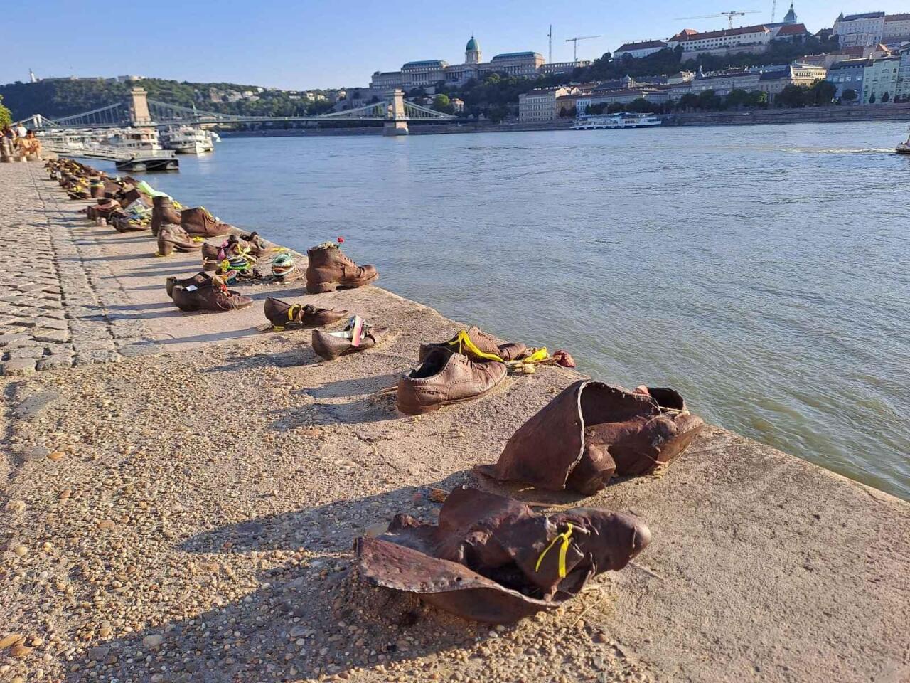 Fotka článku - Zastávka, která bolí: Boty na břehu Dunaje připomínají zlo války a genocidy
