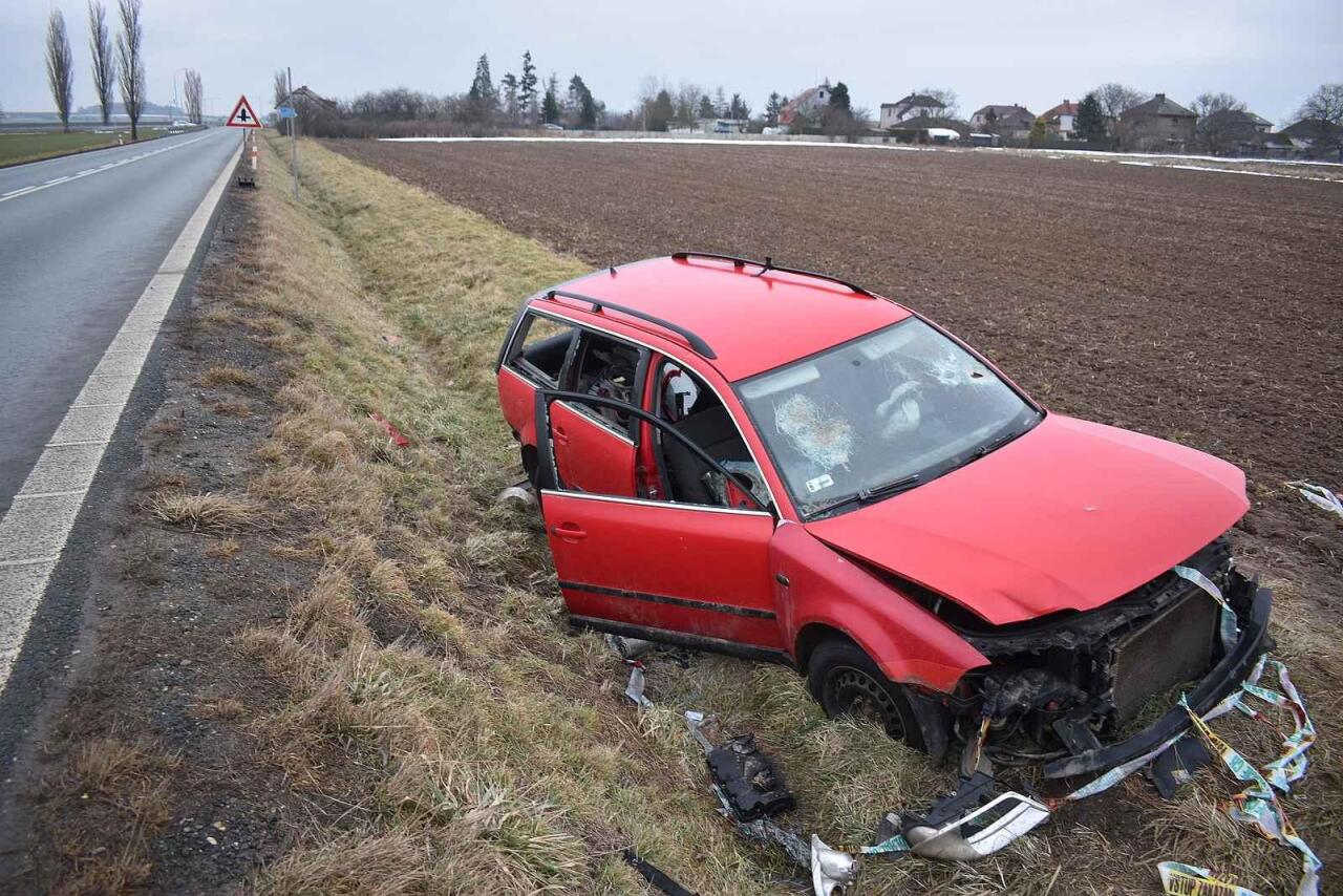 Fotka článku - Vrak u silnice už měsíce straší řidiče. Kdo konečně odklidí rozbitý passat?