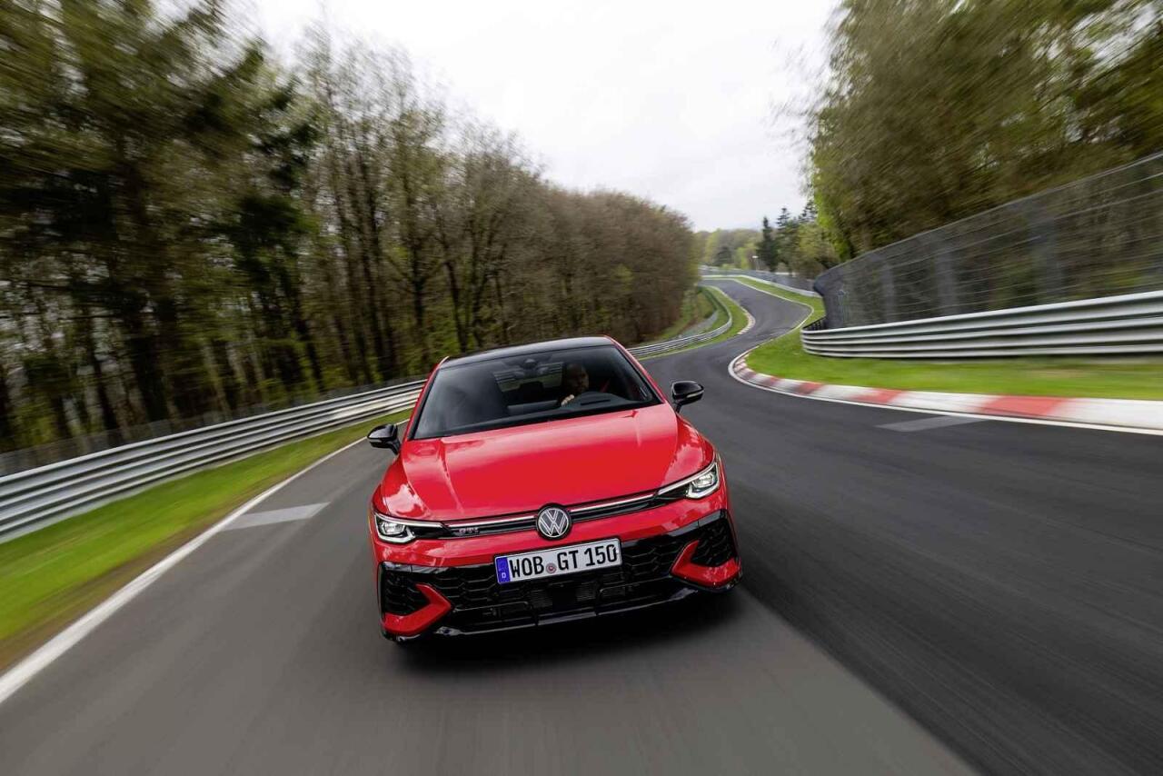 Fotka článku - Obrovská porce zábavy: Vyzkoušeli jsem nejostřejší VW Golf GTI všech dob!