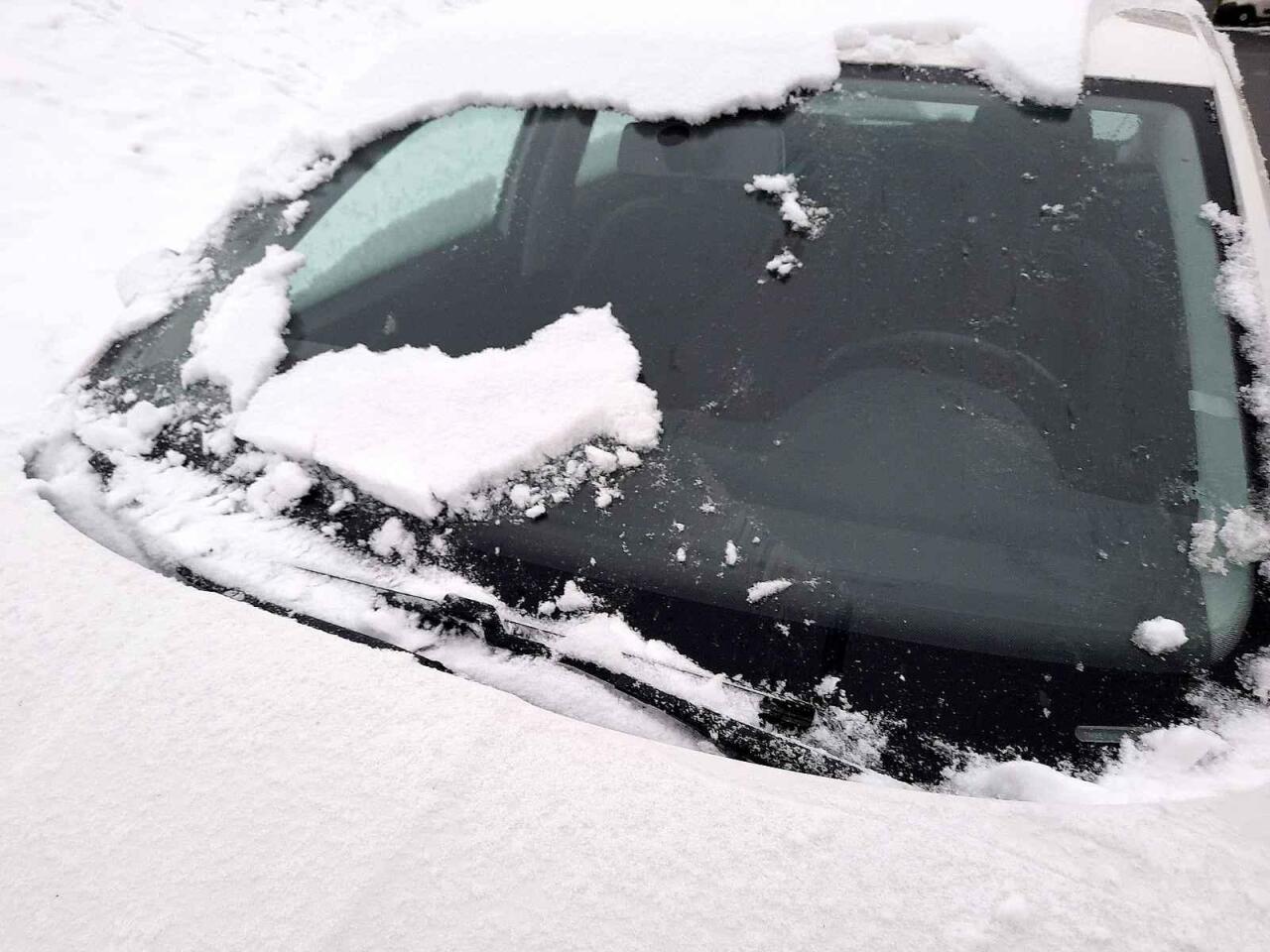 Fotka článku - Jak si v zimě nezničit stěrače: Pomohou speciální návleky nebo trik s ponožkami