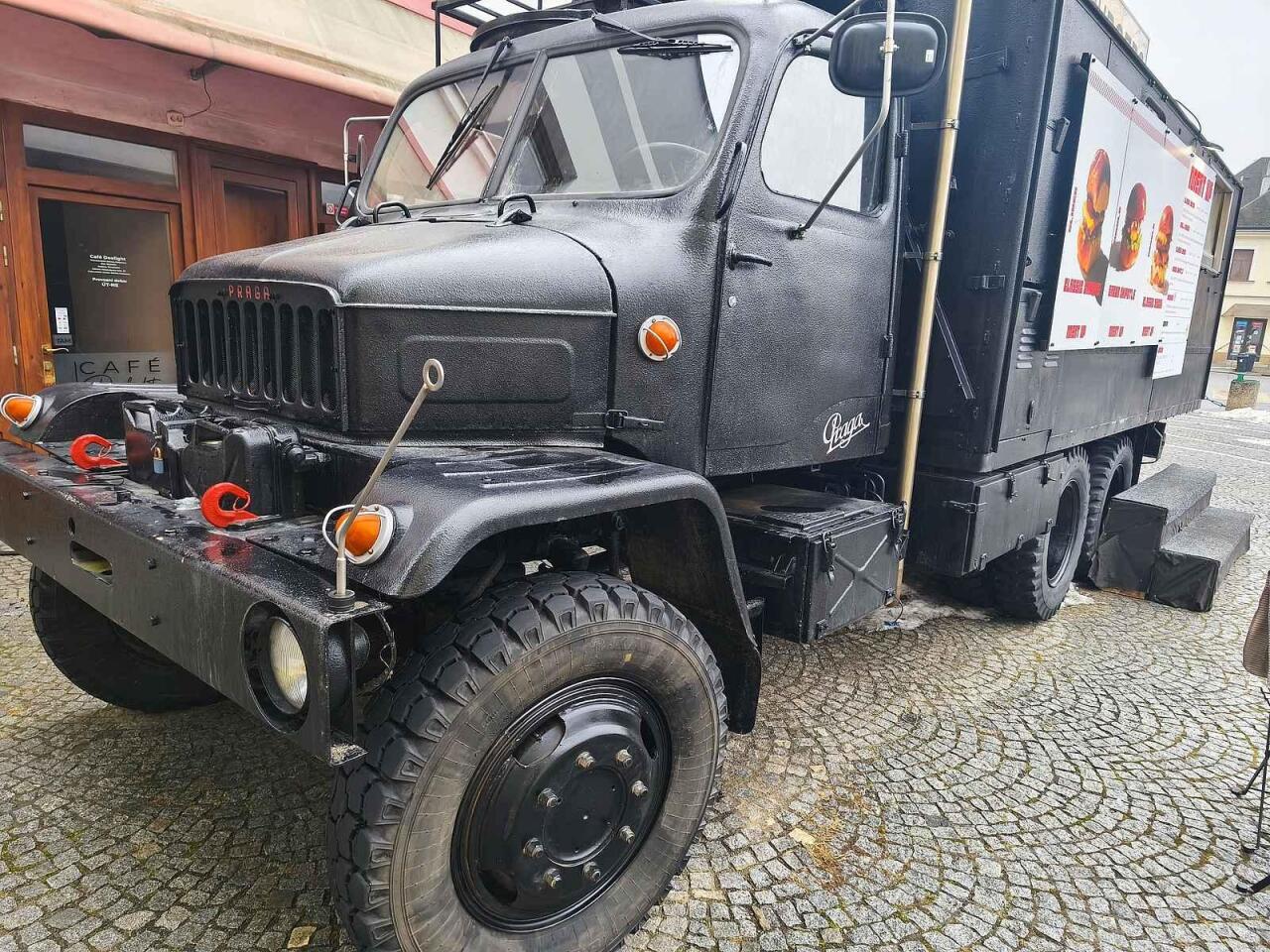 Fotka článku - Tato V3S sloužila v Perském zálivu. Z vojenské rušičky je teď bistro s burgery