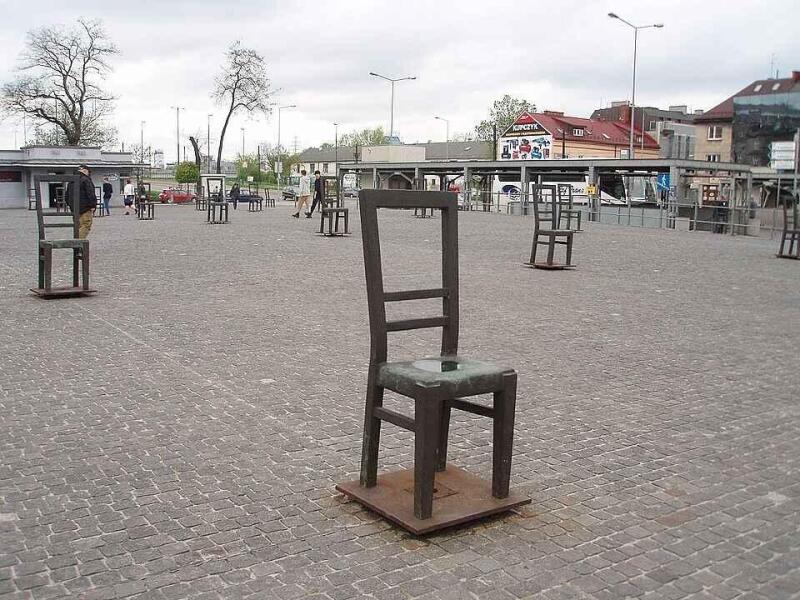 Fotka článku - Tiché náměstí plné prázdných židlí. Místo v Krakově, ze kterého dodnes mrazí