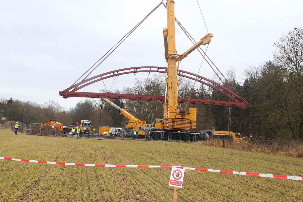 Fotka článku - V Česku ojedinělý jeřáb s nosností až 500 tun usadil novou lávku přes Otavu