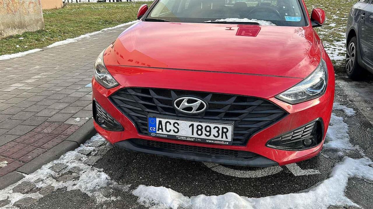 Fotka článku - Fotbalová vášeň na autech: Speciální značky prozradí fanoušky Sparty i Baníku