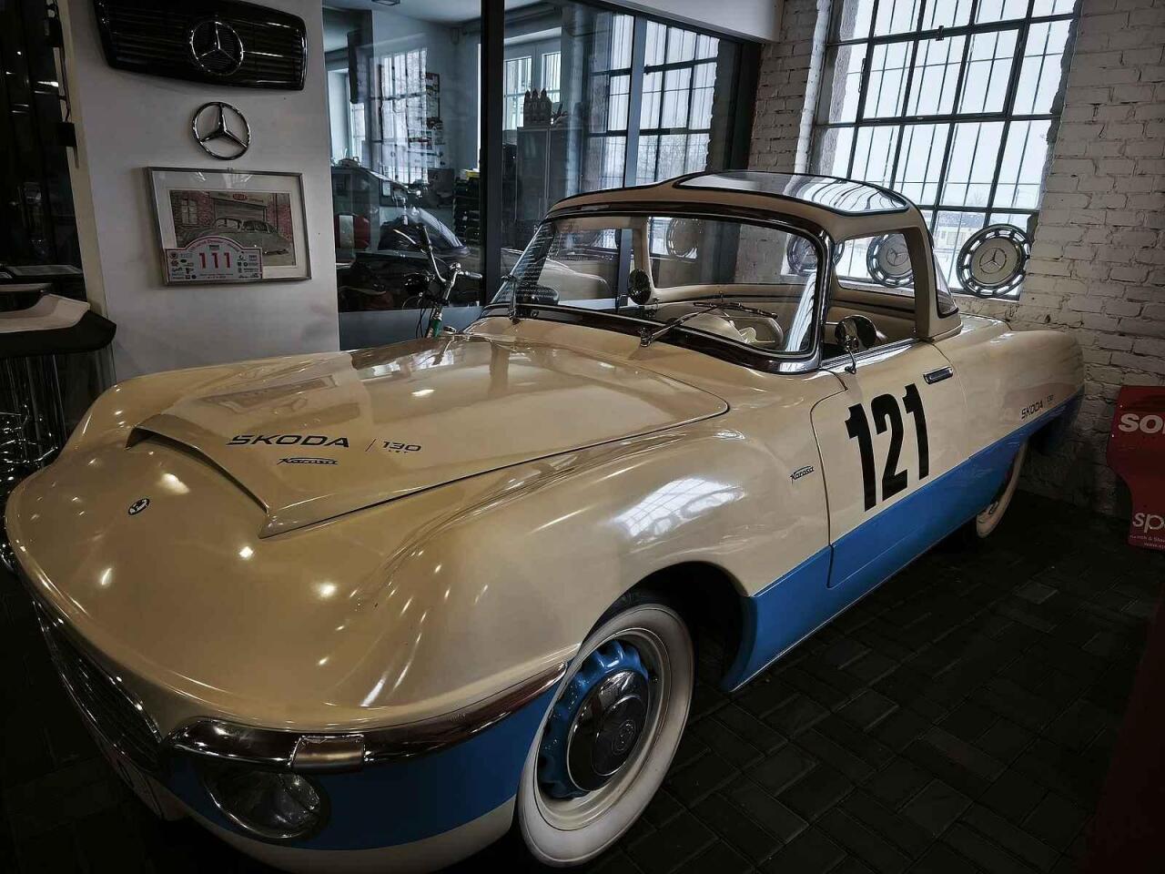 Fotka článku - Unikátní laminátová Škoda z 50. let hledá kupce. Sloužila i řediteli automobilky