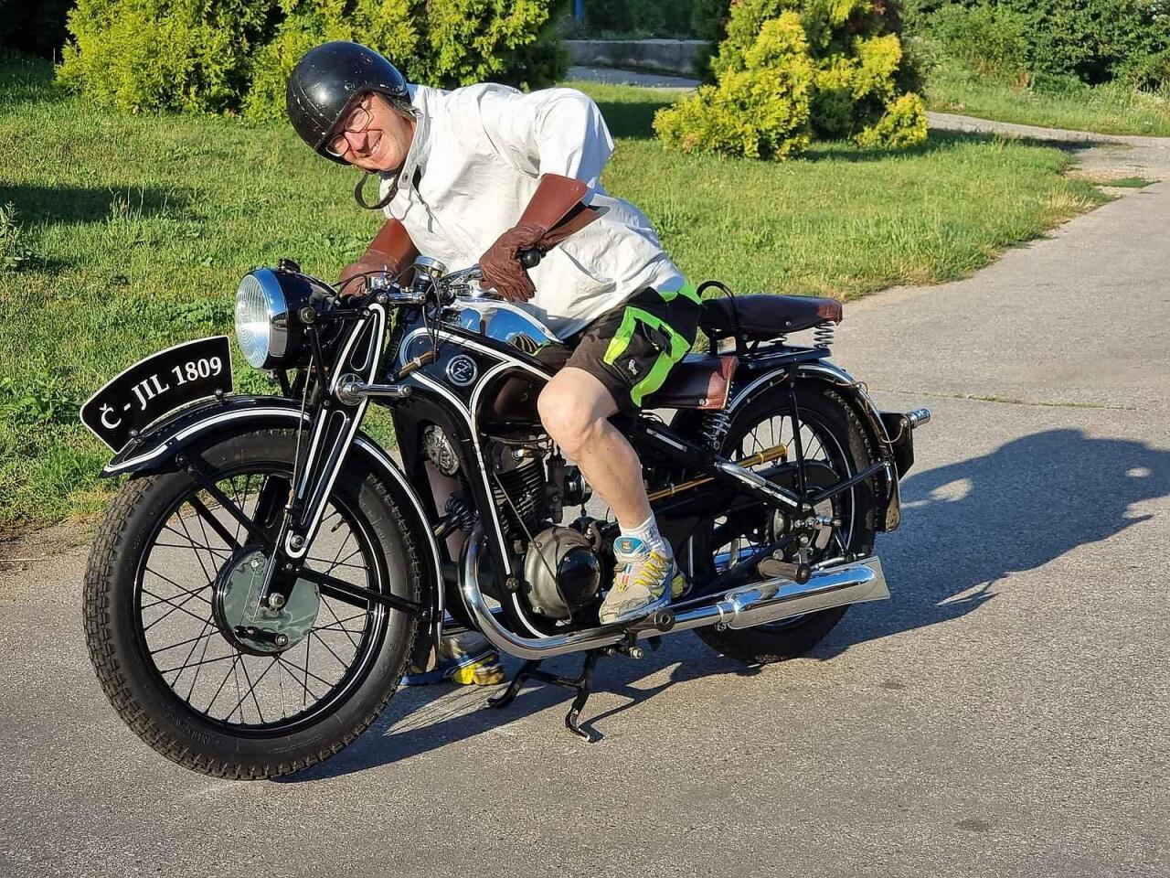 Fotka článku - Bydlí s Jawami i mopedem od četníka. Podívejte se na unikátní sbírku motocyklů