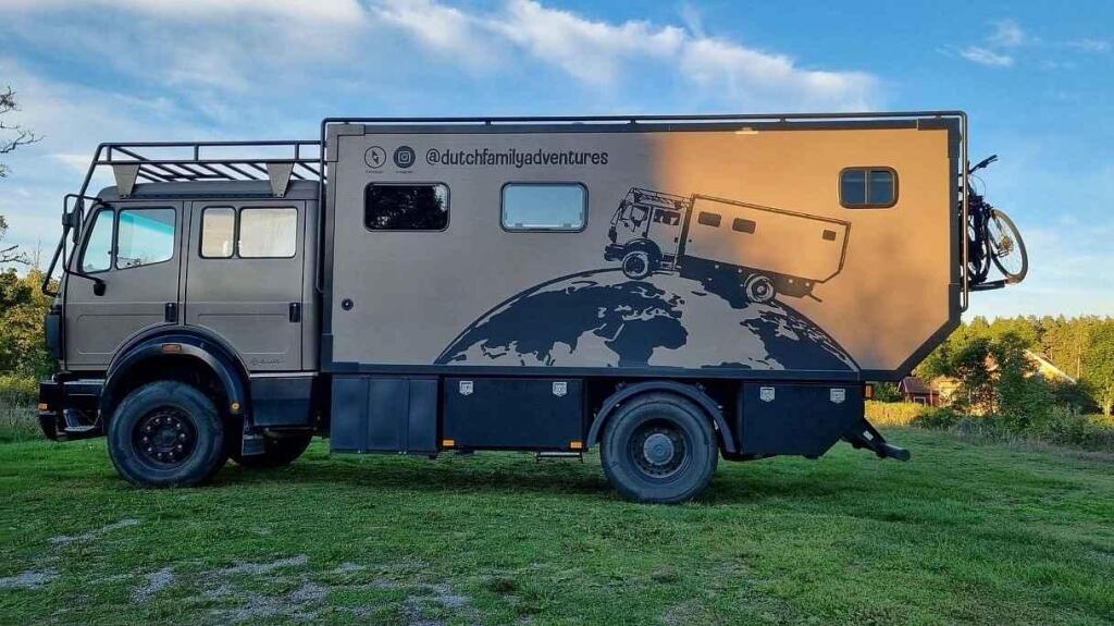 Fotka článku - Z hasičského auta si udělali domov na kolech. Rodina projíždí v obytňáku Evropu