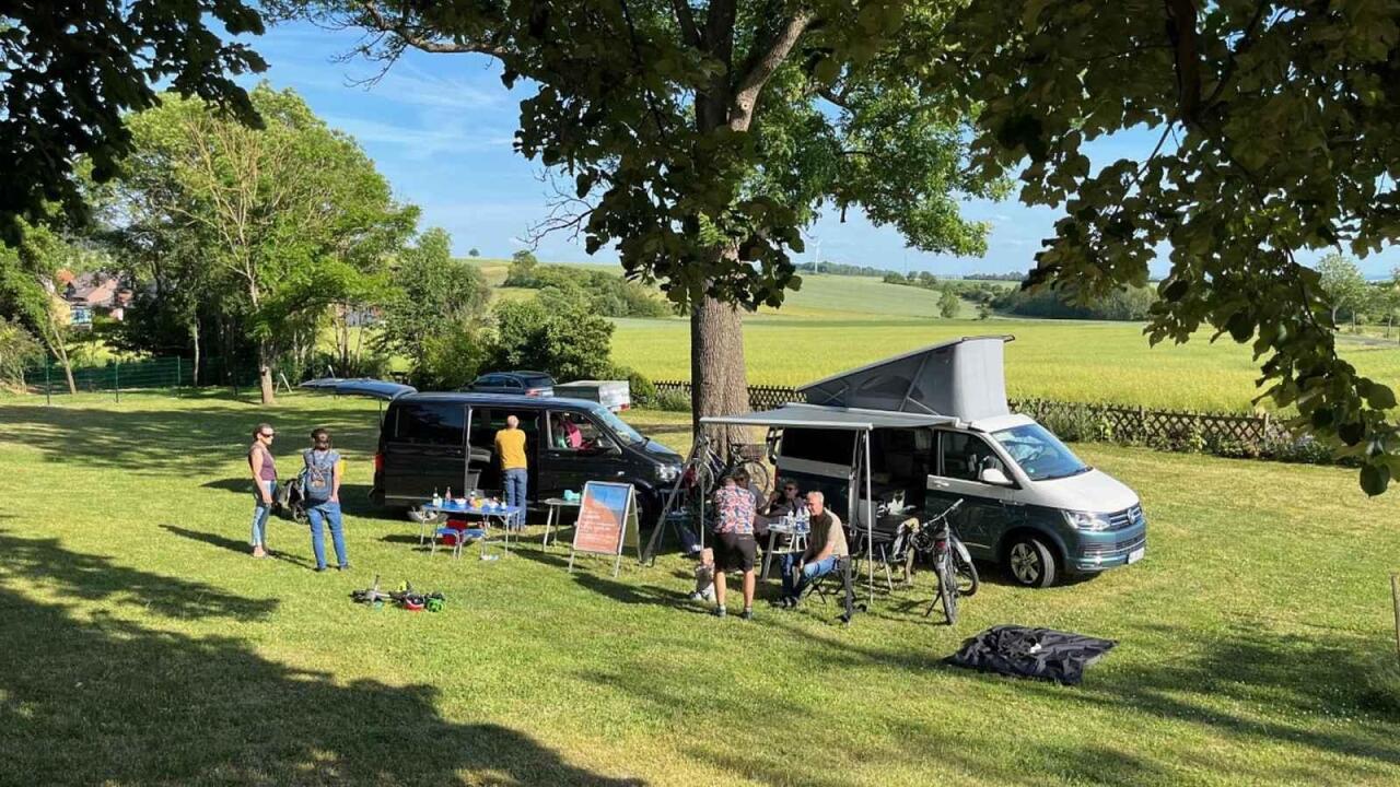 Fotka článku - Nový trend karavanistů: Z Německa už i k nám přišlo kempování u kostela