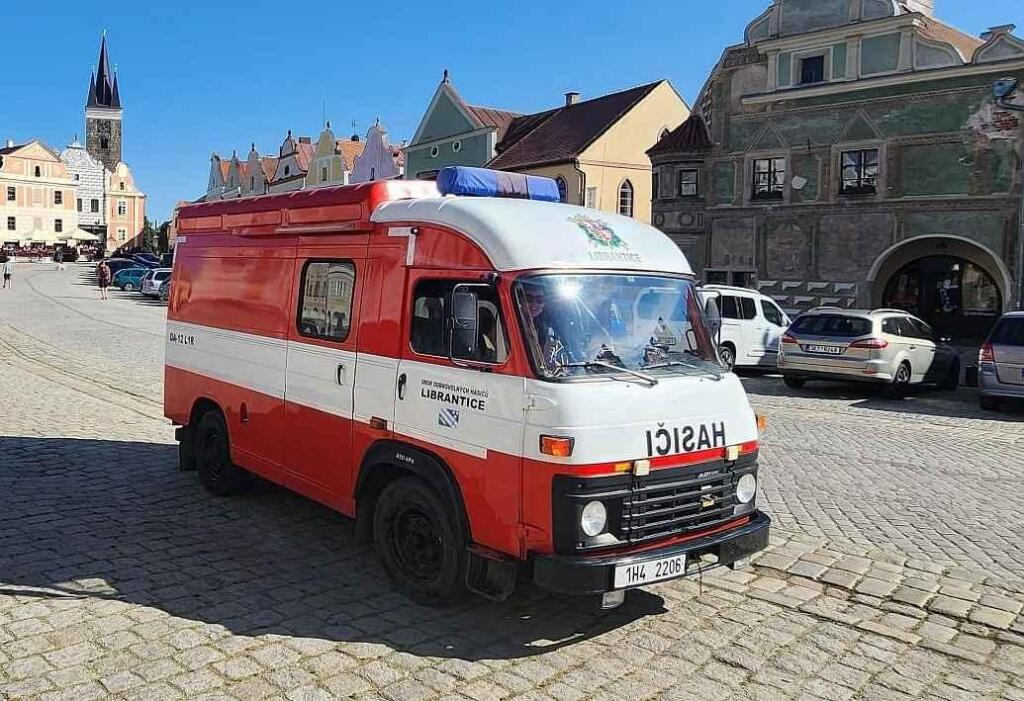 Fotka článku - Teklo do ní a zapadávala do bláta. Přesto si Avii Furgon hasiči oblíbili