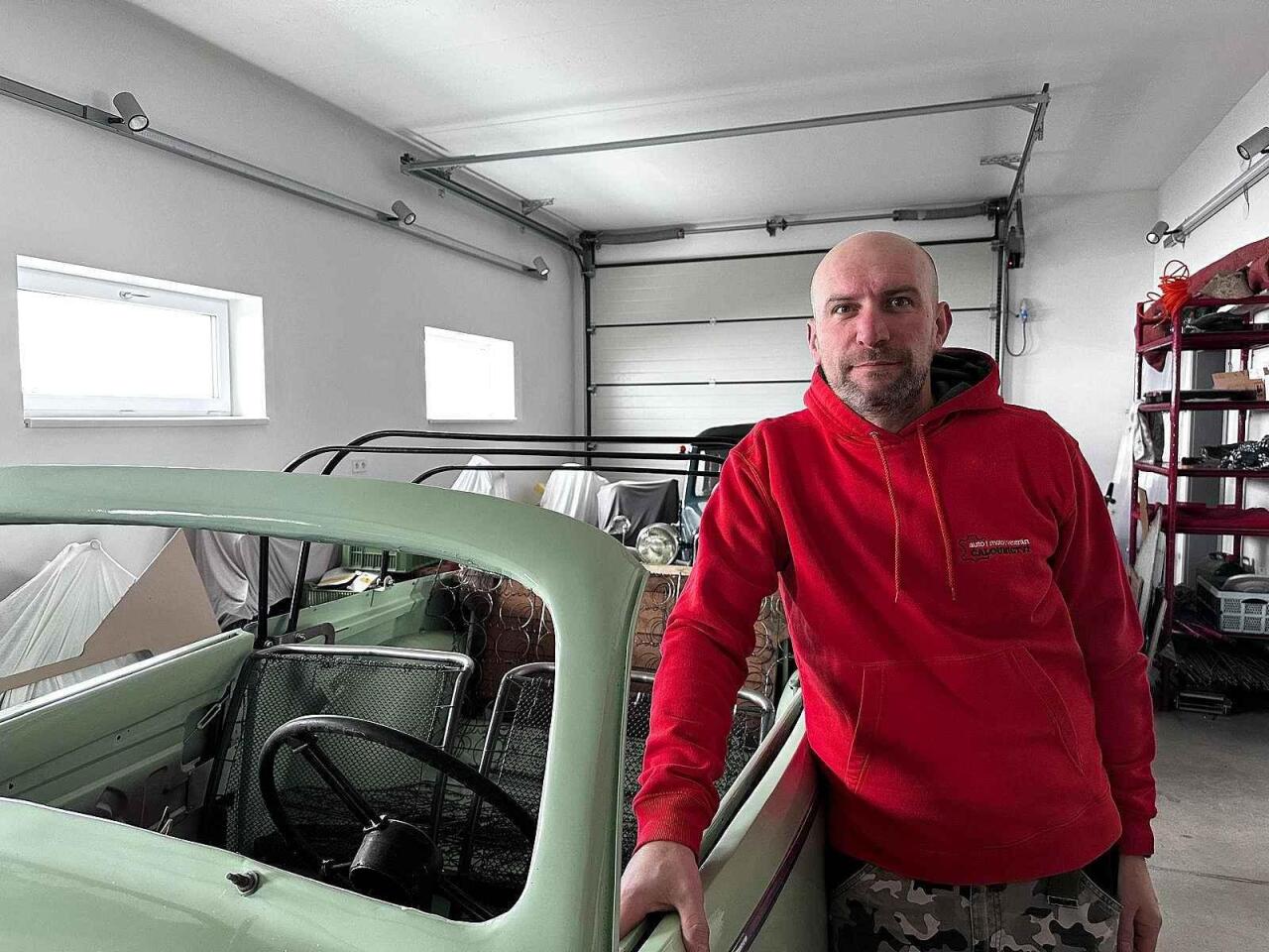 Fotka článku - Tomáš Jirčík šije historii pro Jawy i Tatry. O čalounictví mají zájem i v USA