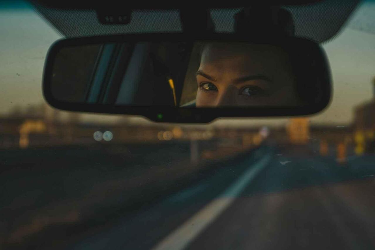 Fotka článku - Páčka na vnitřním zpětném zrcátku je užitečná. Mnoho řidičů ale její účel nezná