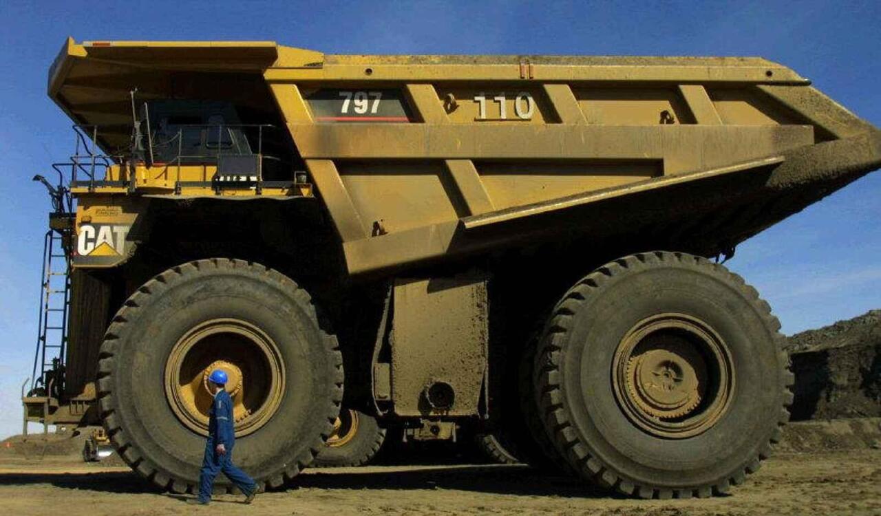 Fotka článku - Obr z dolů: Caterpillar 797 patří mezi největší nákladní vozy planety