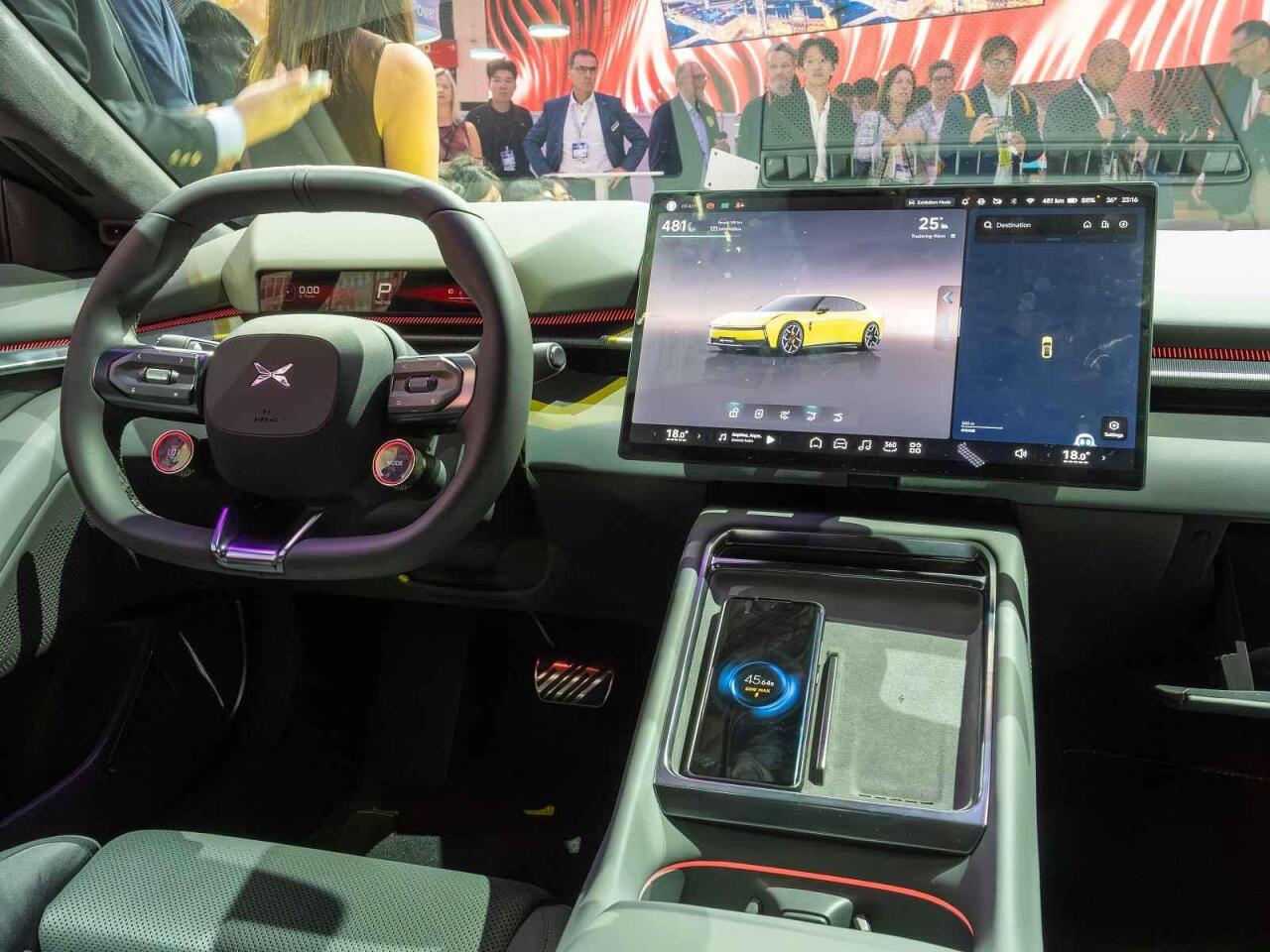 Fotka článku - Bezdrátové nabíjení v autě ničí telefon. Mobil tím trpí víc, než možná tušíte