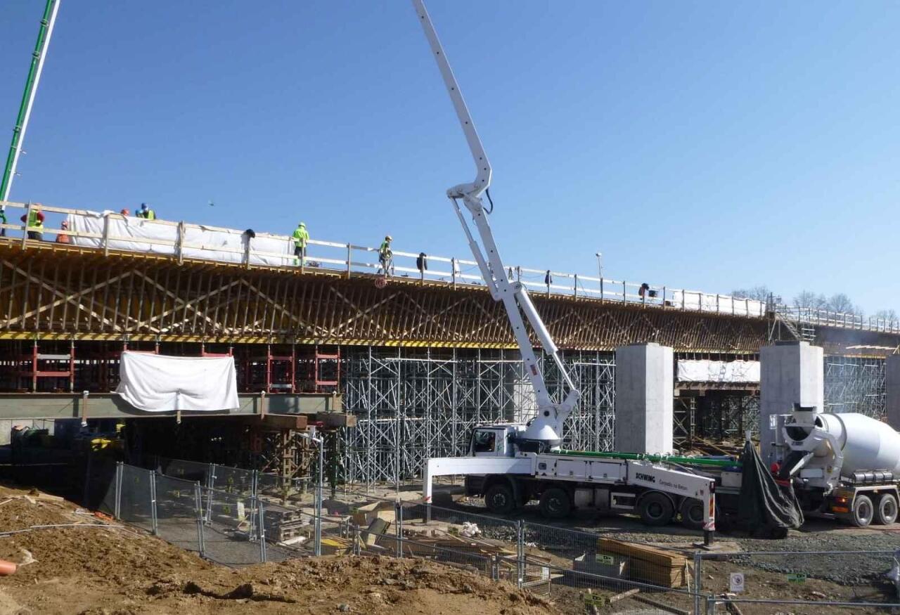 Fotka článku - Stavba dálnice D35 zrychluje: Most u Všestar zvládli betonovat 25 hodin v kuse