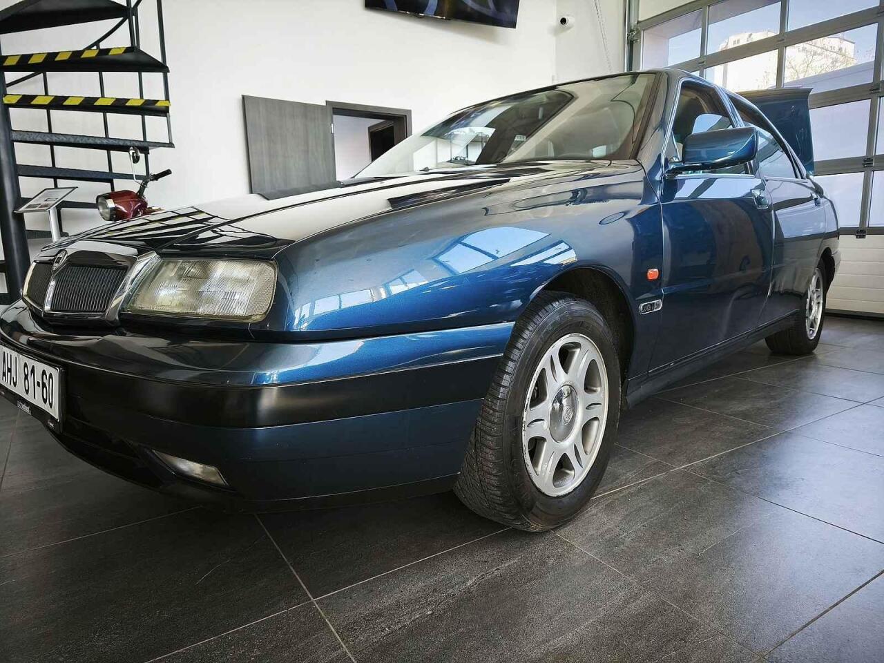 Fotka článku - Společník a vrstevník: Havlova Lancia parkuje ve Slaném vedle Aera z roku 1936