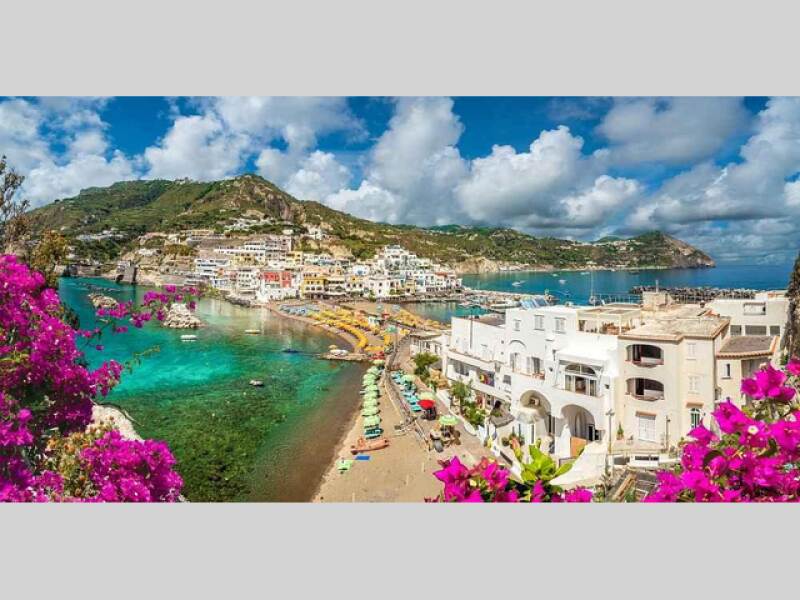 Fotka článku - Kouzelný ostrov u Neapole láká na pláže, termální prameny i historická města