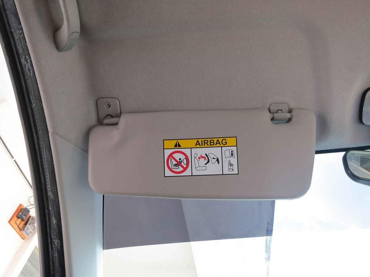 Fotka článku - Sluneční clona má skrytou funkci. Oslnění lze vyřešit jediným pohybem ruky