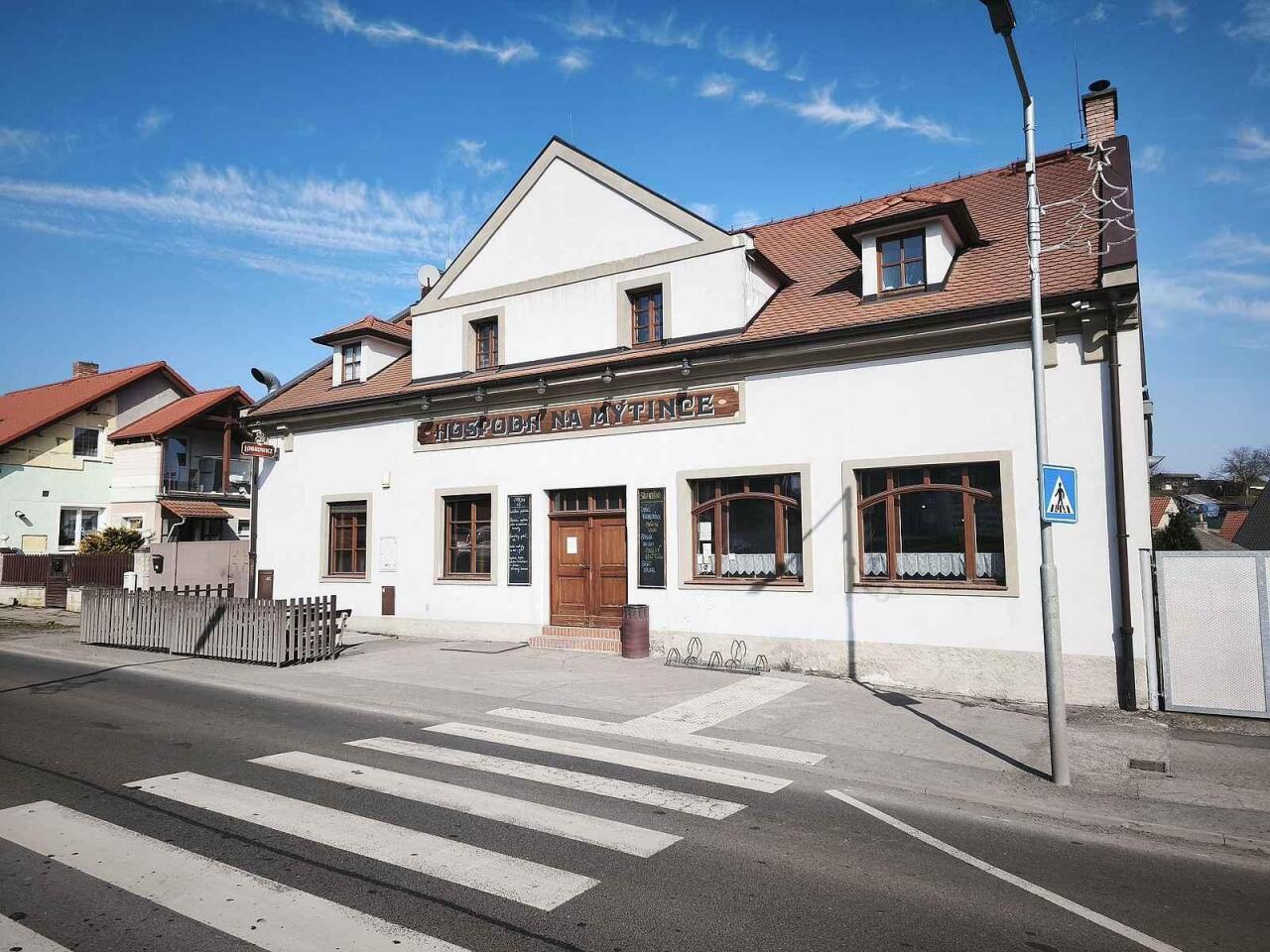 Fotka článku - Pocta Cimrmanovi: V této Hospodě Na Mýtince mají radost, když jim tam chodí lidi