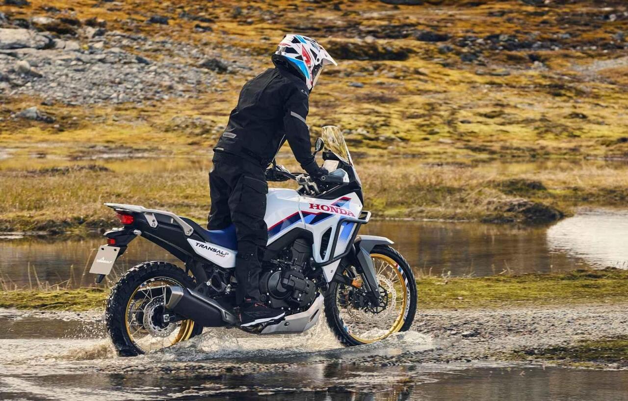 Fotka článku - Čtyřicetiletá legenda opět na vrcholu. Motocyklem roku 2026 je Honda Transalp