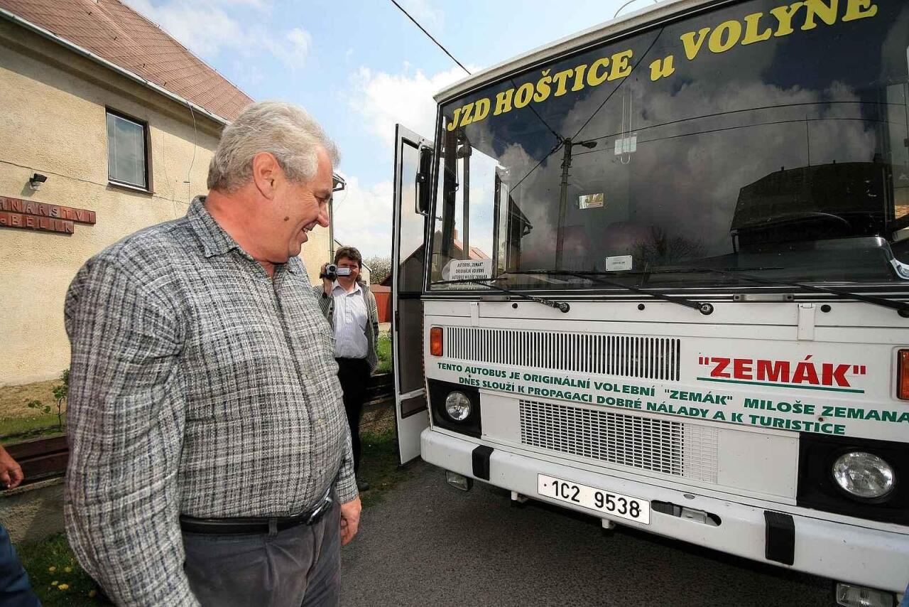 Fotka článku - Legendární Zemák oslavil 30 let: Autobus, který pomohl k volebním úspěchům