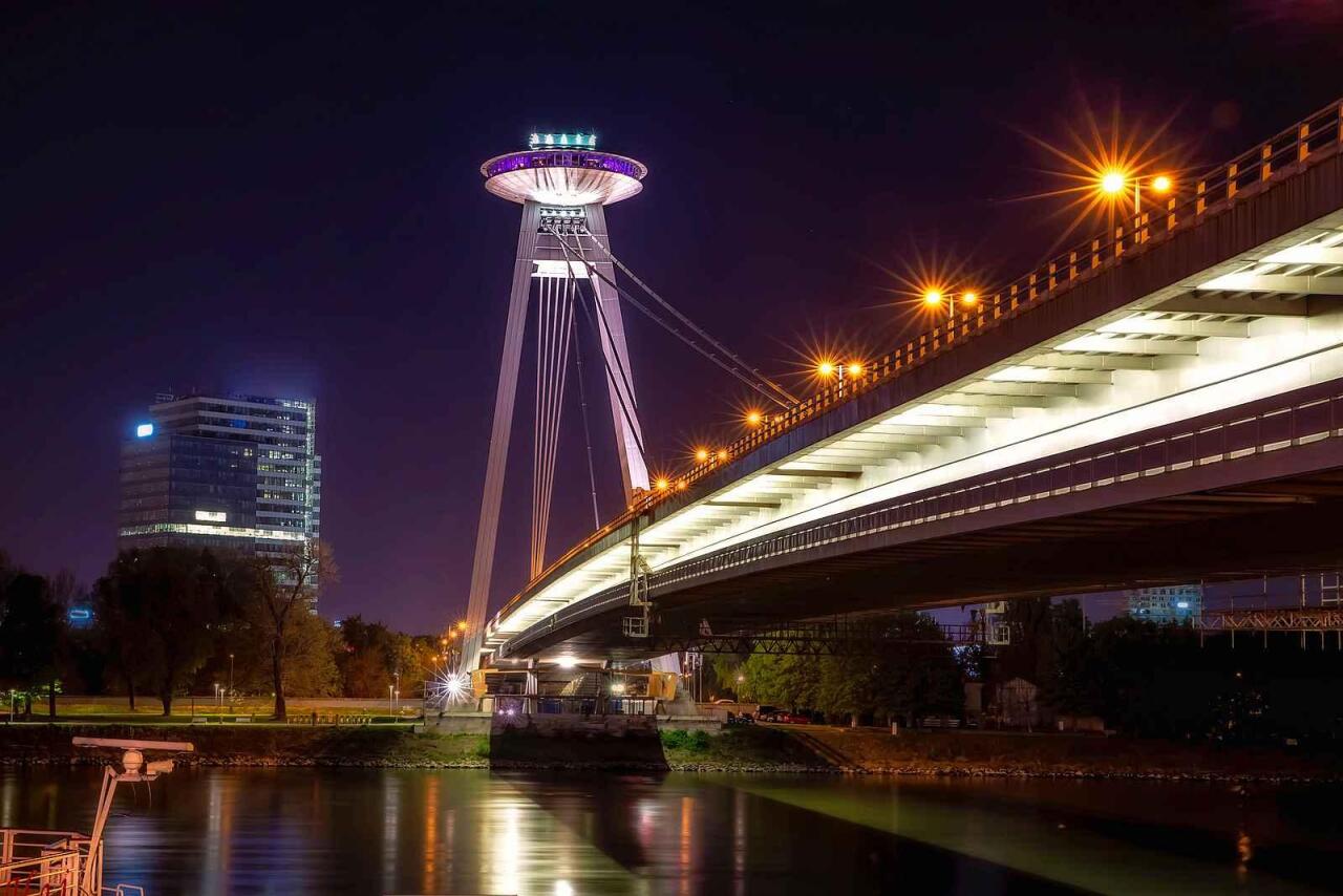 Fotka článku - UFO nad Dunajem: ikonický most v Bratislavě láká na adrenalinovou procházku