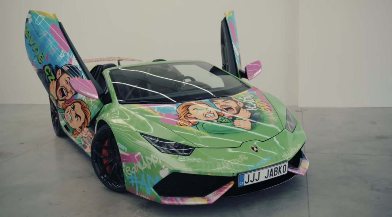 Fotka článku - Supersport po známém zápasníkovi dostal zářivý polep. Jeho reakce baví sítě