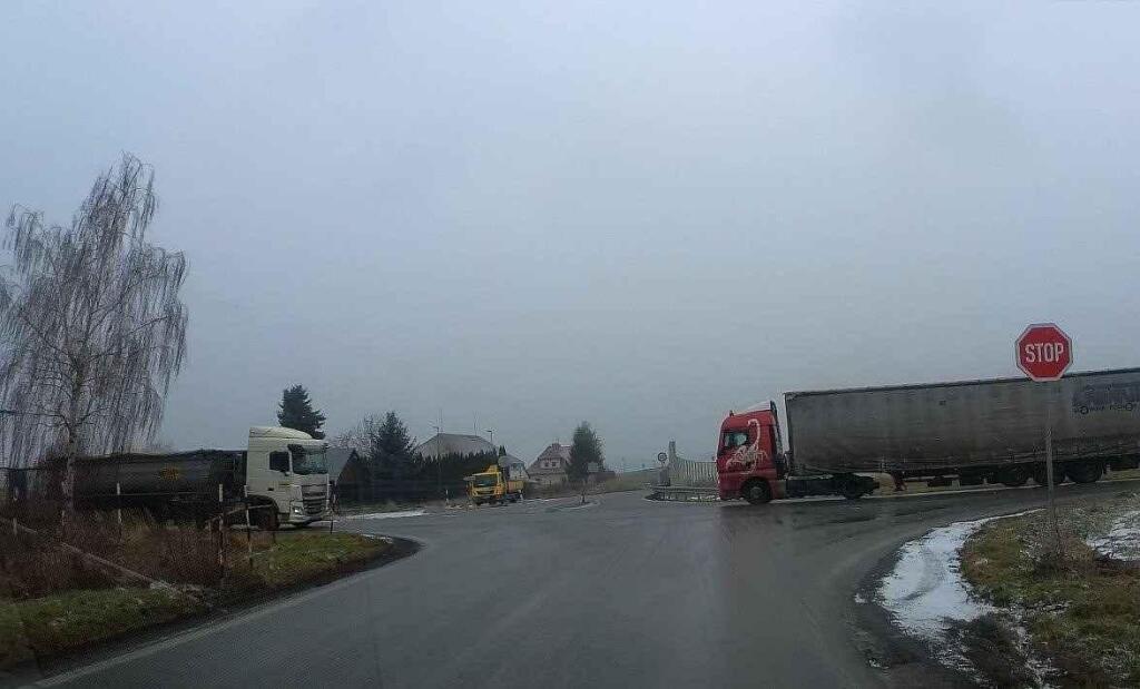 Fotka článku - Křižovatka u Smiřic je tikající bomba. Řešení? K němu se silničáři zatím nemají