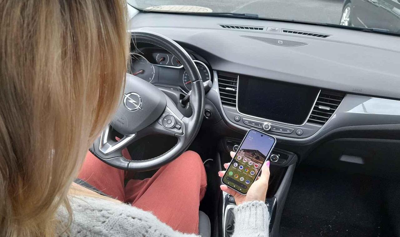 Fotka článku - Nabíjení mobilu v autě: Mnoho řidičů to dělá špatně. Telefon a baterie tím trpí