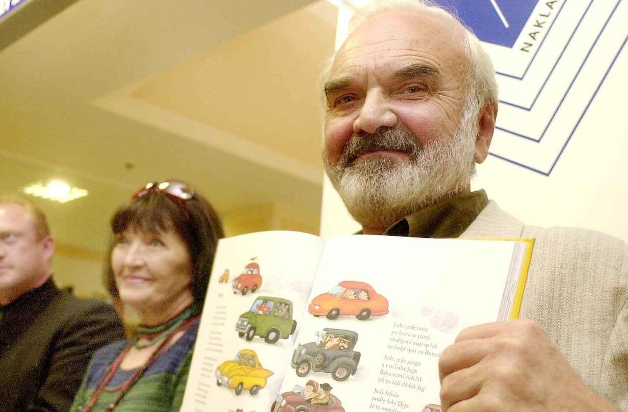 Fotka článku - Devadesát let humoru: Svěrák za volantem i na kole v kultovních scénách