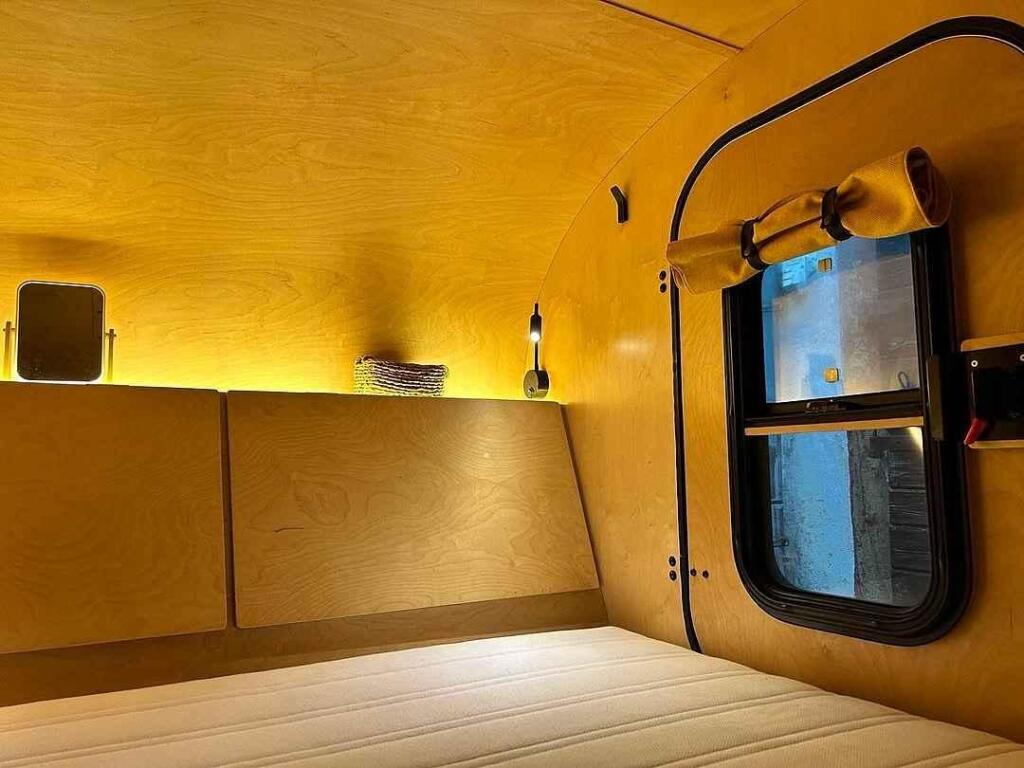 Fotka článku - Karavan jako ze starých časů. Skromný retro přívěs má člověka spojit s přírodou