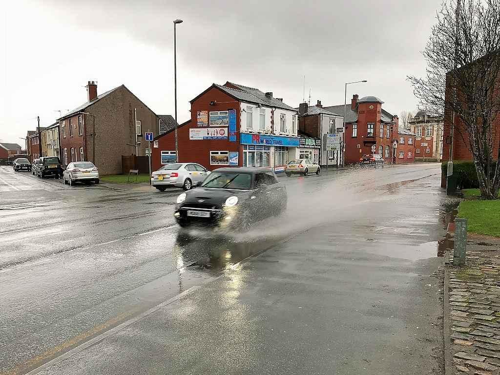 Fotka článku - Kdo projede na silnici špatným výmolem, tomu policie napaří pokutu 5 000 Kč