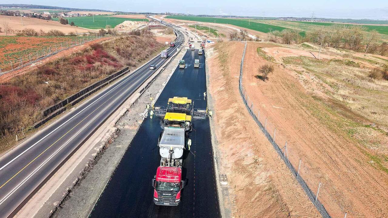 Fotka článku - Dálnice D7 nabírá tempo: Nové jízdní pásy uleví řidičům ještě letos