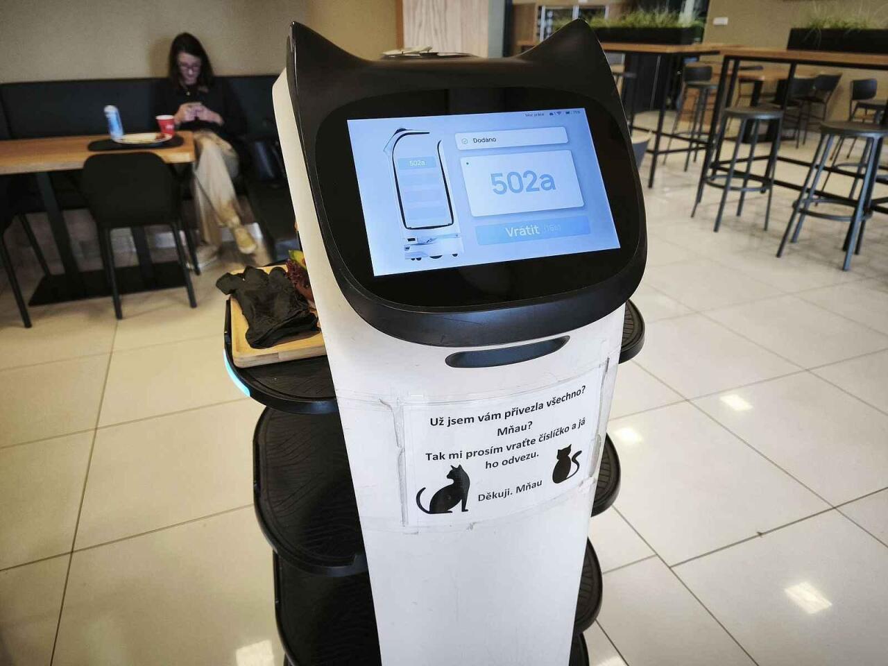 Fotka článku - Netradiční bistro u silnice I/38: Jídlo tam rozváží roboti a hovězí je jako dort