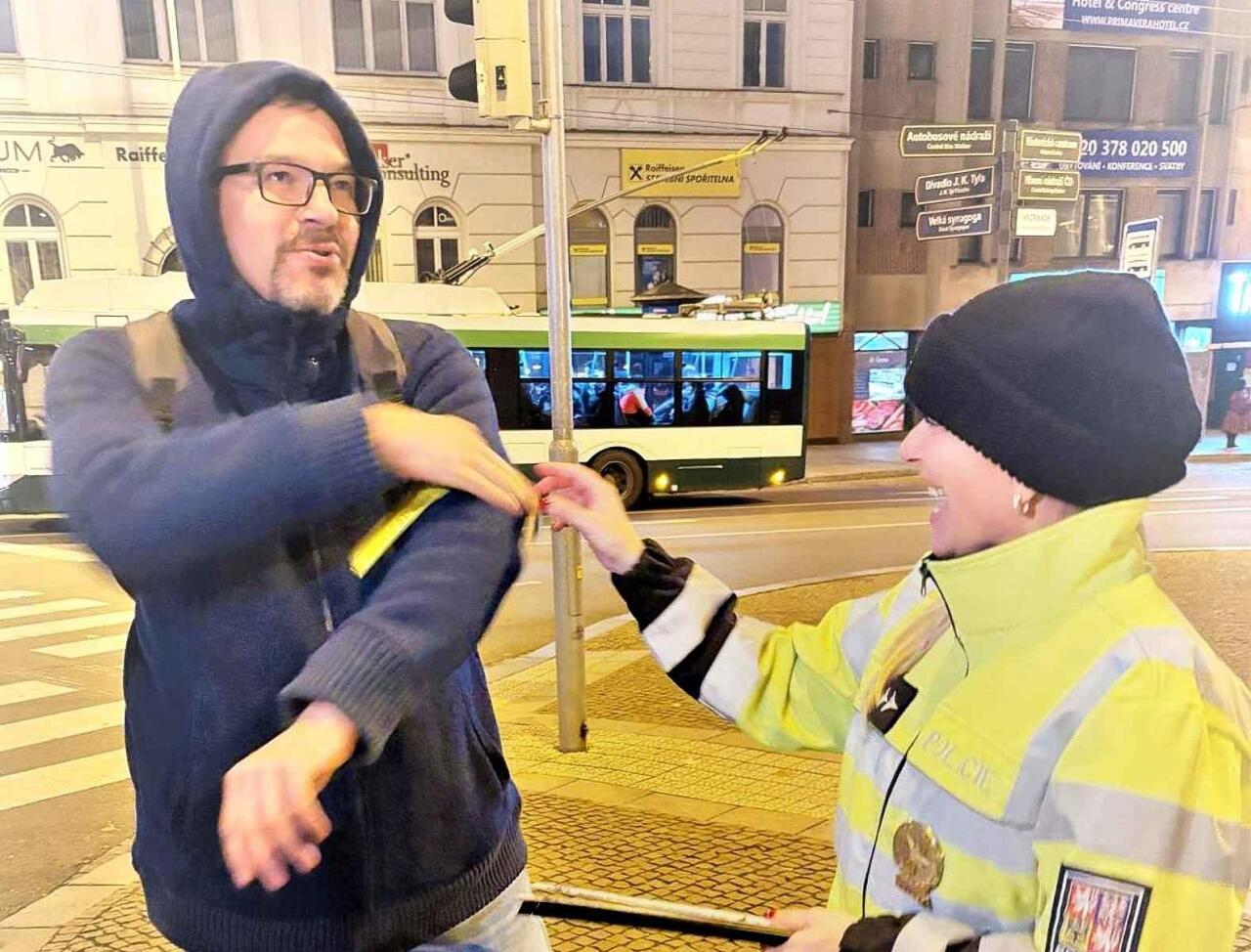 Fotka článku - Tma, silnice a černé oblečení: Smrtelná kombinace, na kterou chodci zapomínají