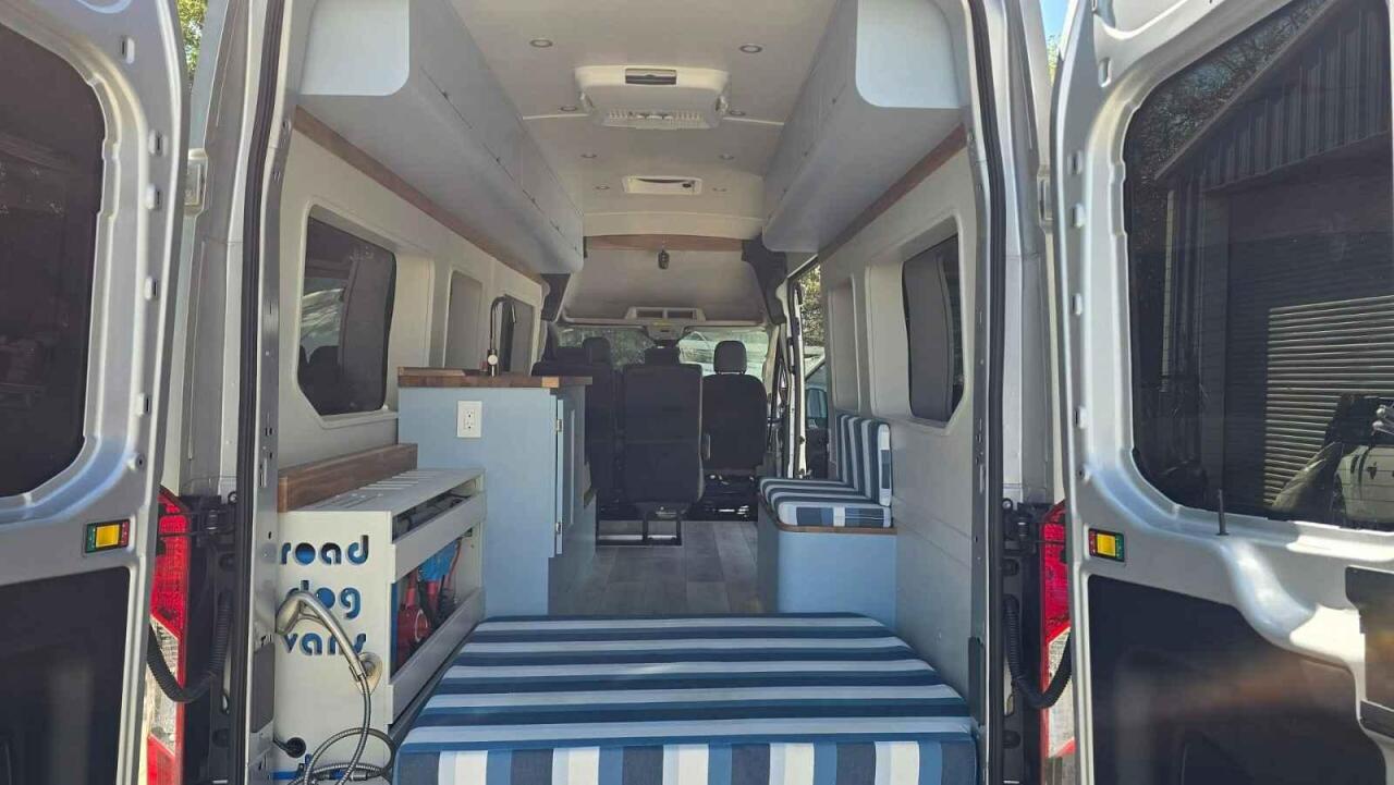 Fotka článku - Campervan pro rodinu i velké psy? Takto upravený obyňák je jen jeden na světě