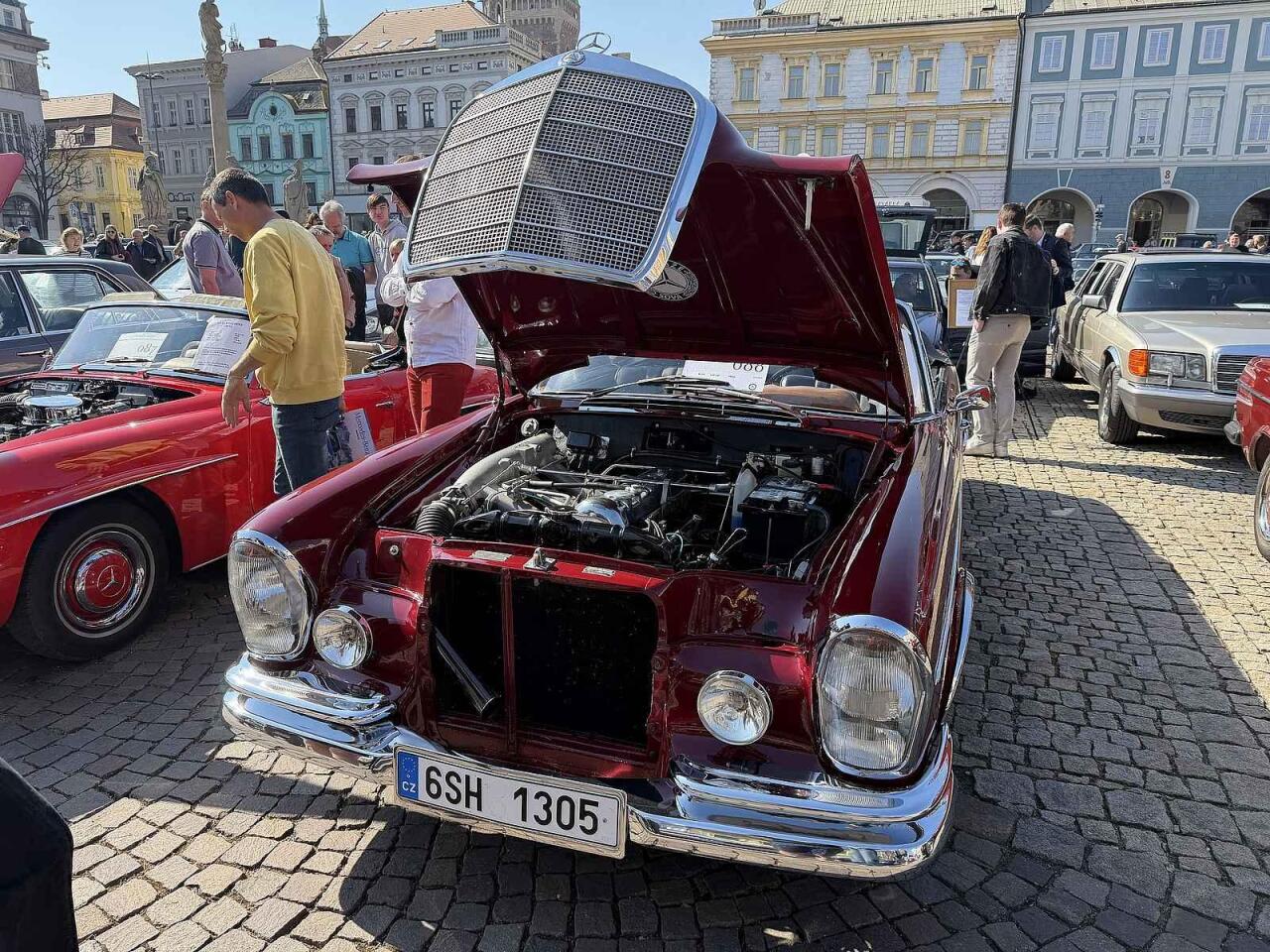 Fotka článku - Styl, historie i inovace: sraz Mercedes-Benz zaujal pestrou přehlídkou vozů