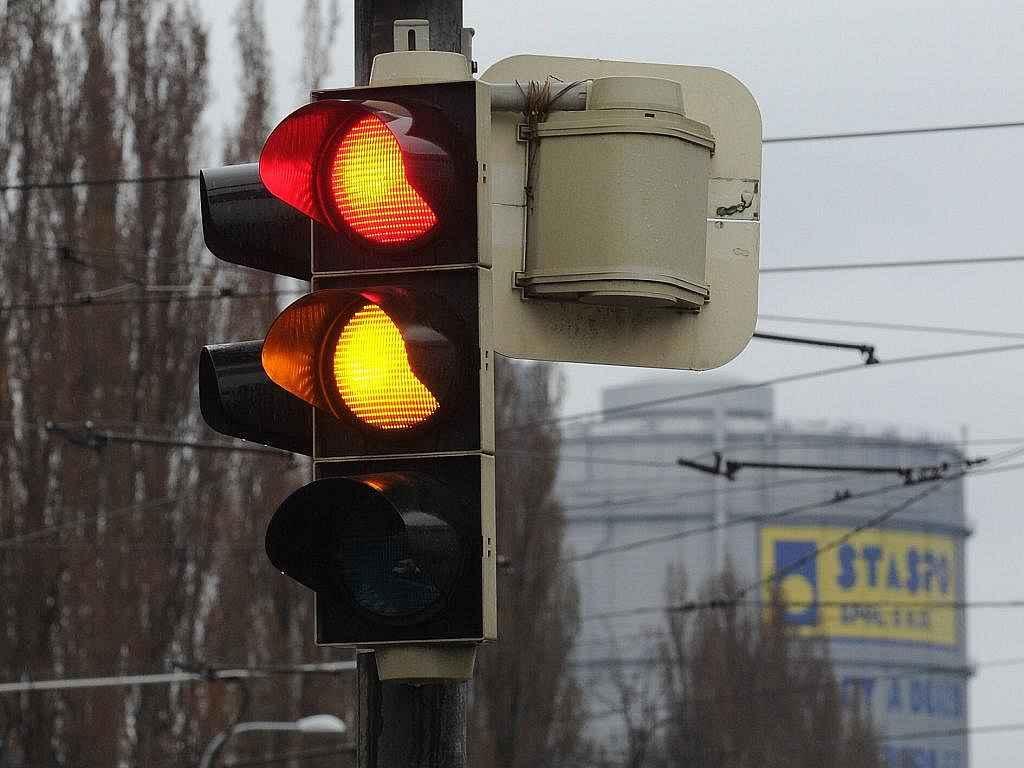 Fotka článku - Sankce 25 000 Kč za jízdu na oranžovou na světlech: Policii výmluvy nezajímají