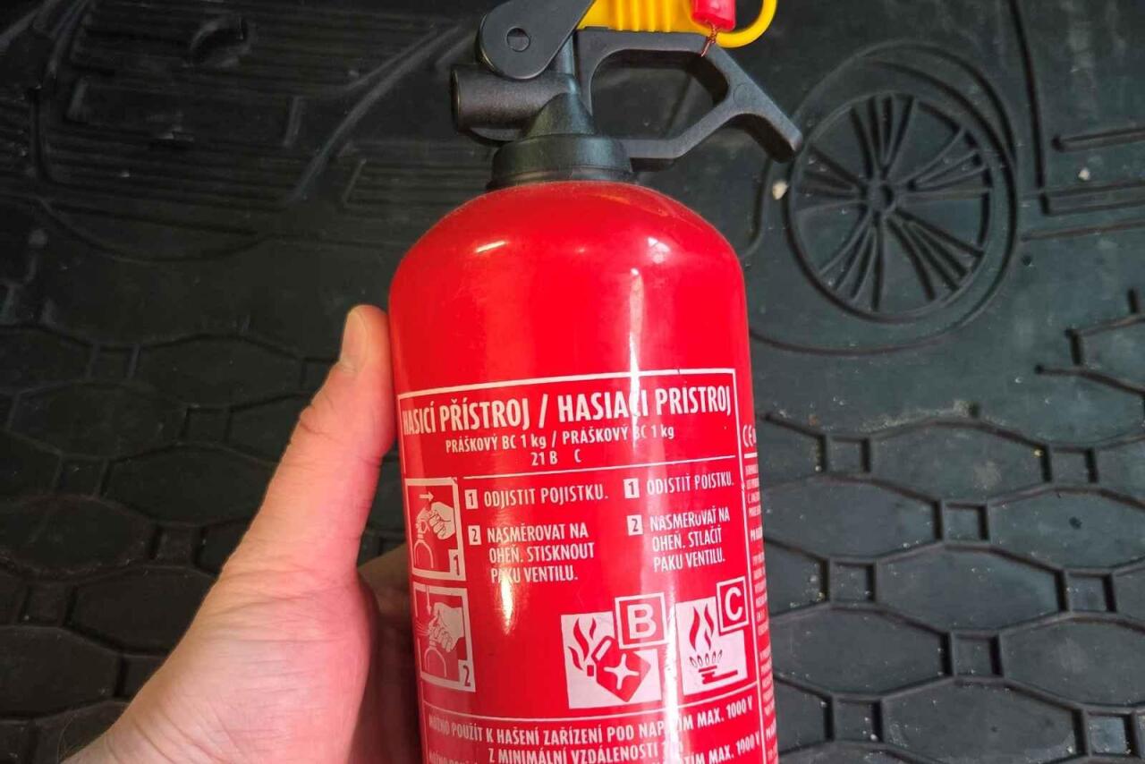 Fotka článku - Hasící přístroj v autě jako zákonná povinnost? Češi o tom ani neví, pak se diví