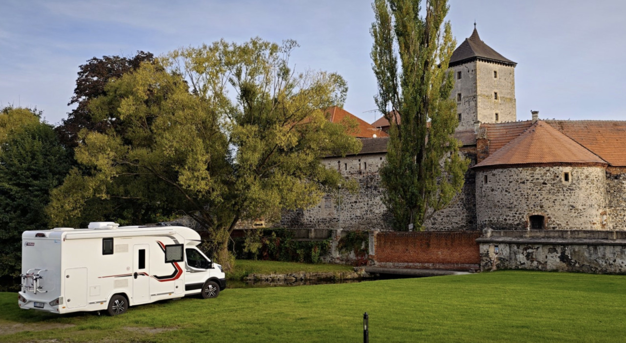 Fotka článku - Hrady bez davů a noc pod věžemi: 5 tipů na jarní výlety obytňákem