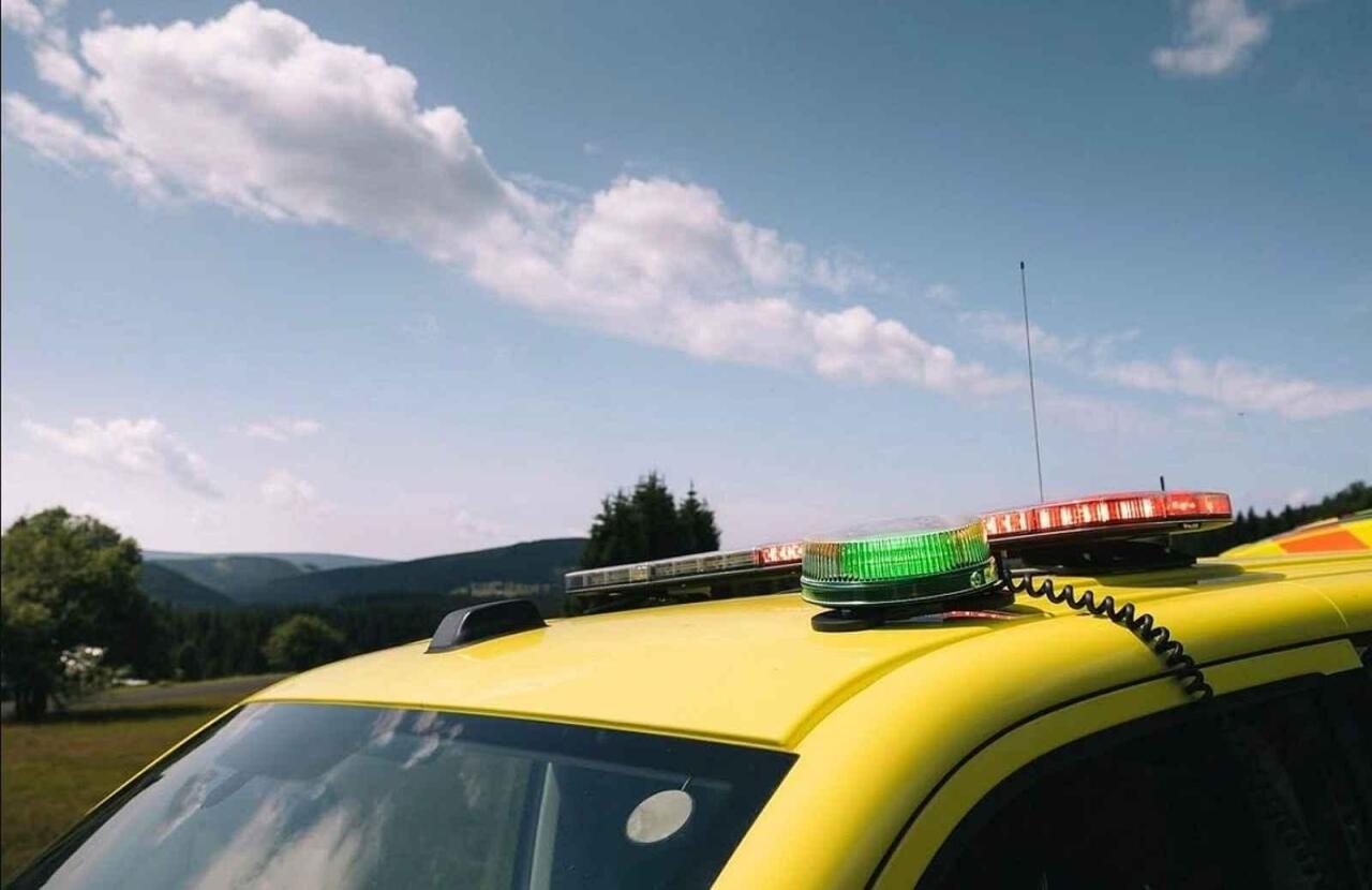 Fotka článku - Na silnicích jsou teď auta se zelenými majáky. Co značí a je potřeba jim uhýbat?