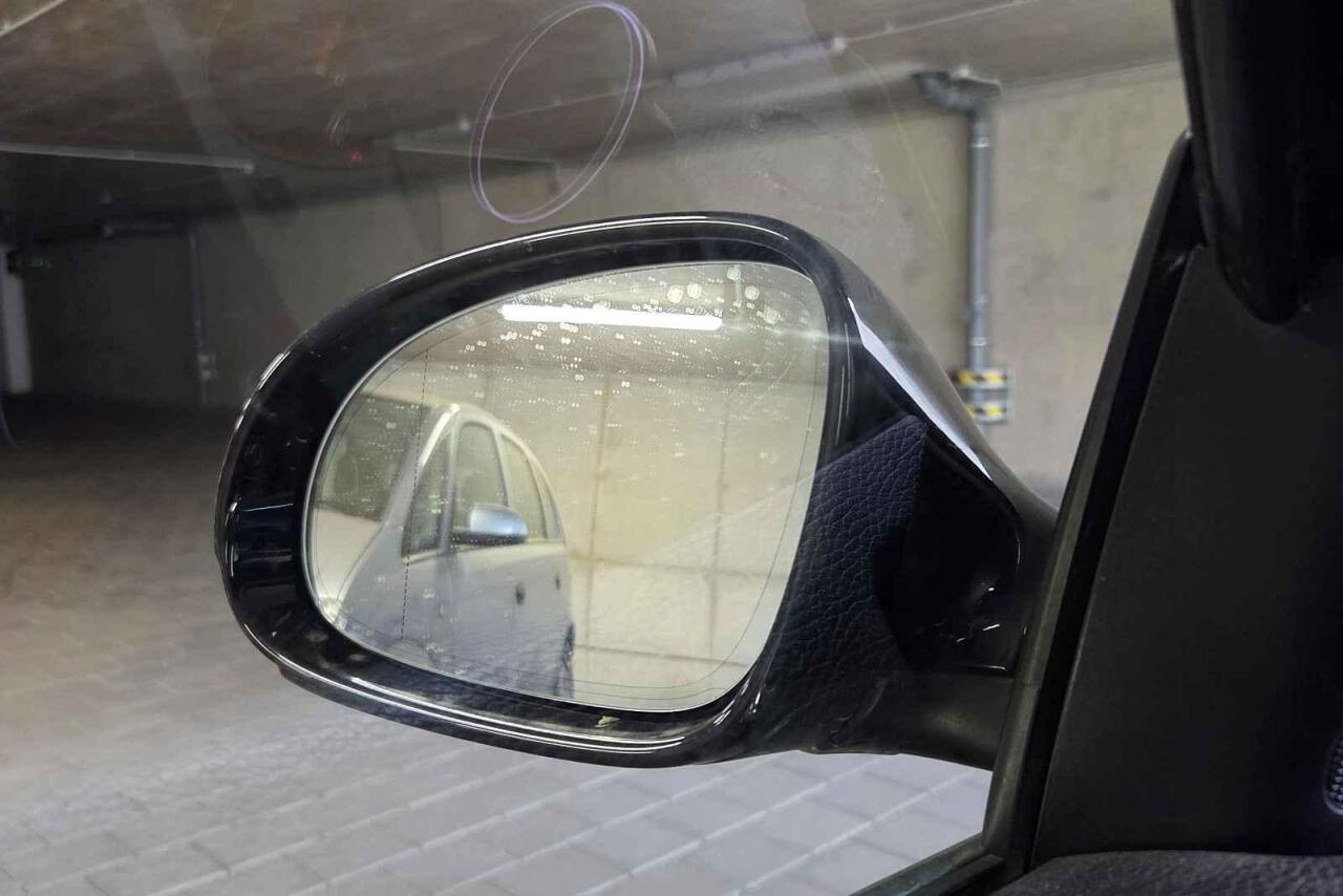 Fotka článku - Řidiči přehlíží skrytou funkci zrcátka. Při couvání chrání kola před obrubníkem