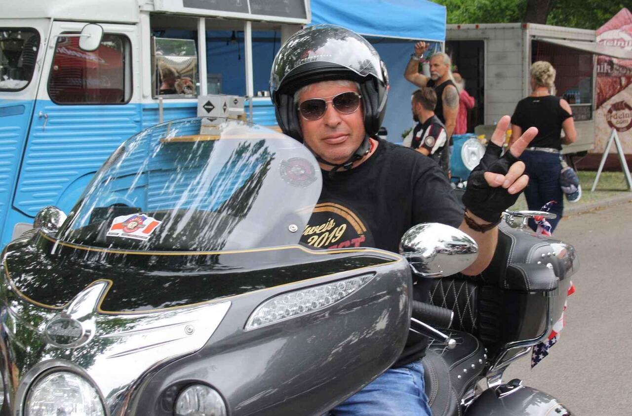 Fotka článku - Motorkáři umí mluvit beze slov: Rozumíte jejich gestům?