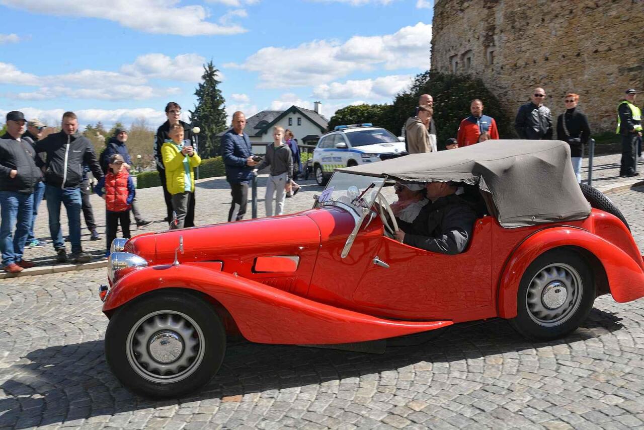 Fotka článku - Ze zámku na hrad: stovky veteránů vyrazily na tradiční jízdu na Helfštýn