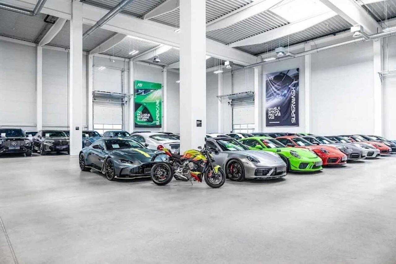 Fotka článku - Autobazar Auta Super v Praze utichl, areál hlídá policie. Odpovědi zatím chybí